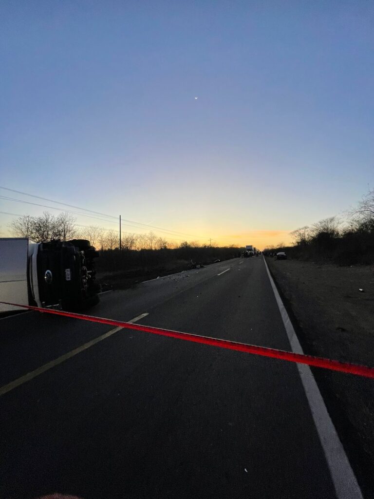 Muere conductor de camioneta al impactarse de frente contra otra unidad, cerca del Espinal, Elota