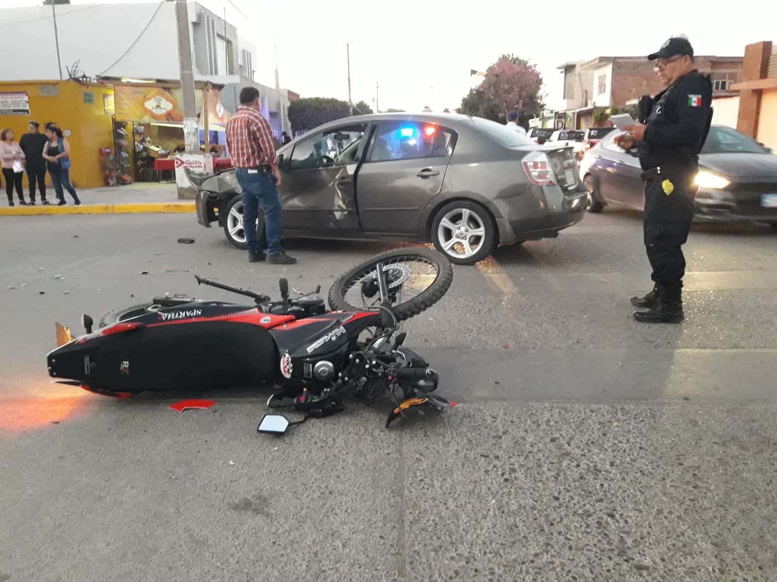 ¡Se pasó el alto! Motociclista choca contra un automóvil y queda lesionado en Guasave