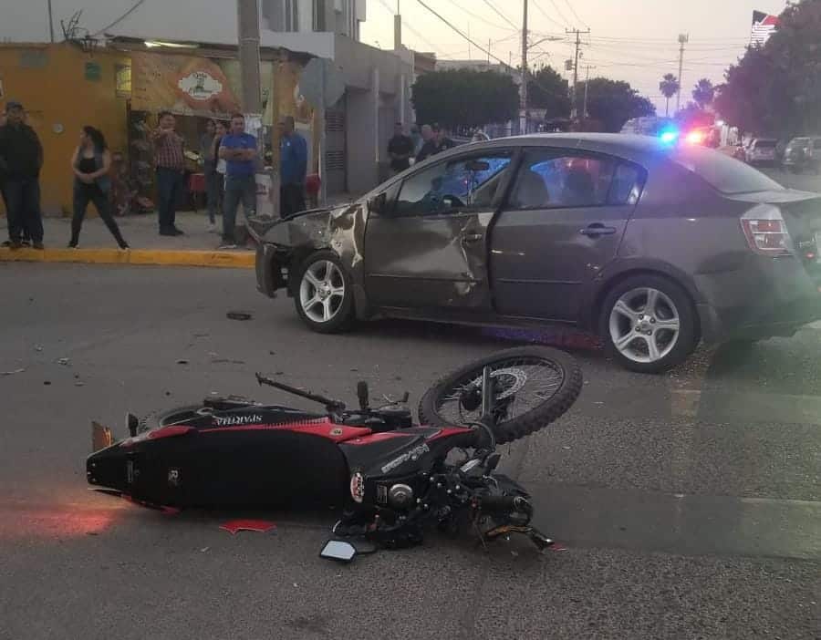 ¡Se pasó el alto! Motociclista choca contra un automóvil y queda lesionado en Guasave  