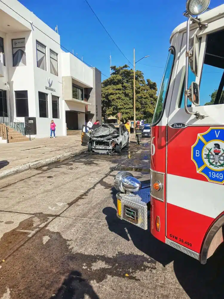 ¡No les duró mucho! Camioneta del año se incendia frente al Palacio de Gobierno en Culiacán