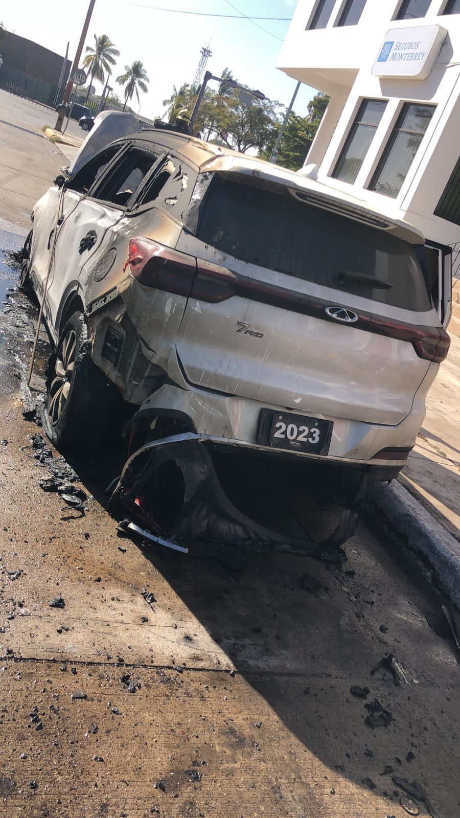 ¡No les duró mucho! Camioneta del año se incendia frente al Palacio de Gobierno en Culiacán