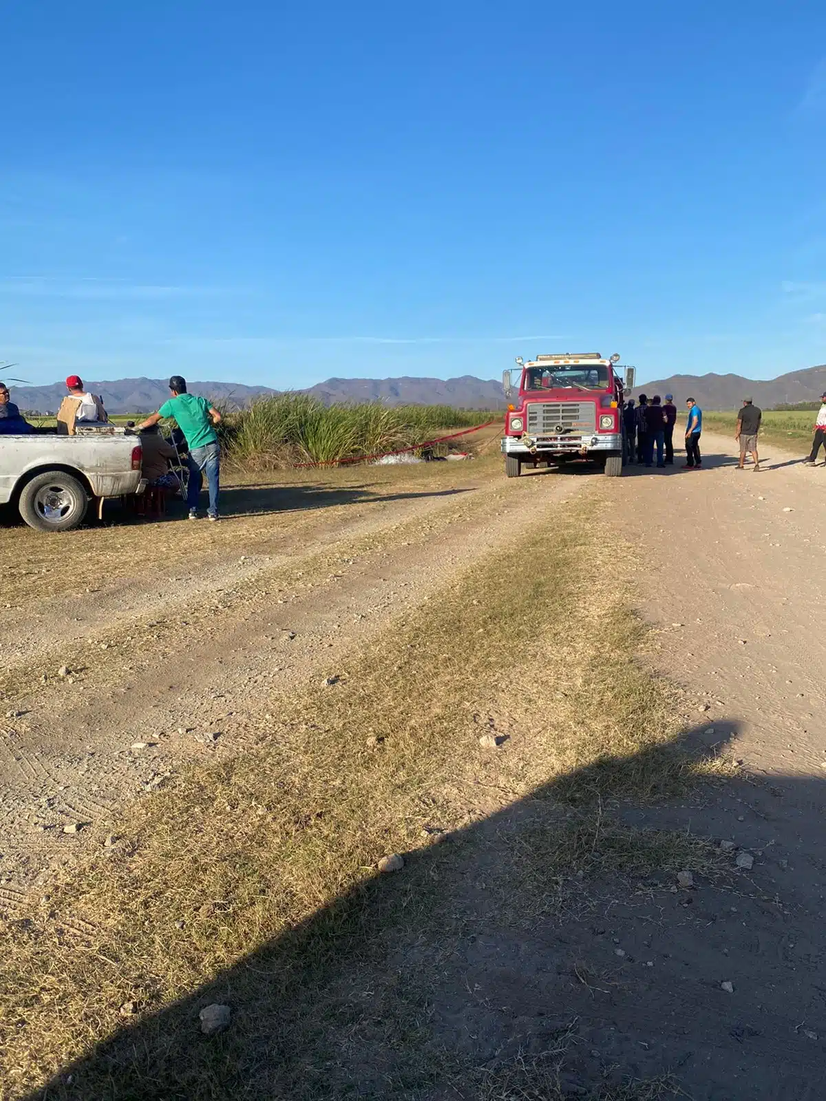 Flotando en las aguas de un canal encuentran a un menor de edad en el ejido Lázaro Cárdenas, El Fuerte