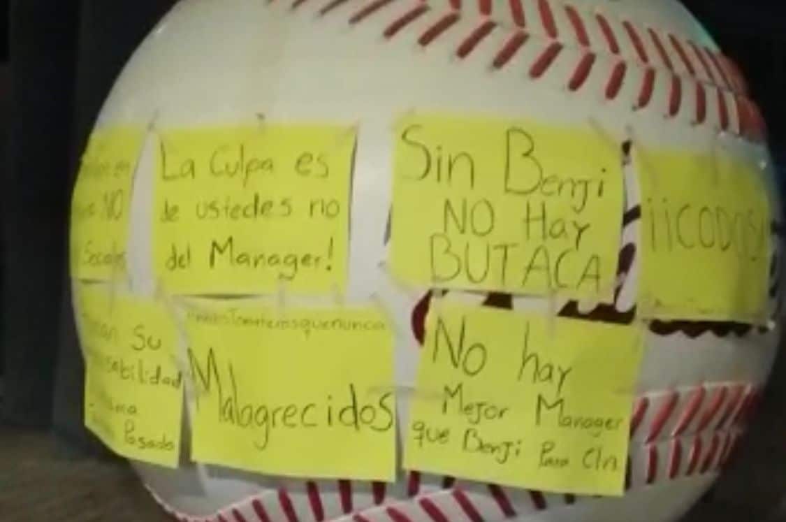 ¡Se manifiestan! Con pancartas afuera del estadio, la afición de Tomateros de Culiacán exige respuestas