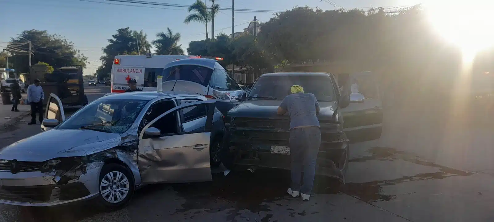 ¡Por no hacer alto! Choque entre dos vehículos deja cuatro lesionados en Los Mochis