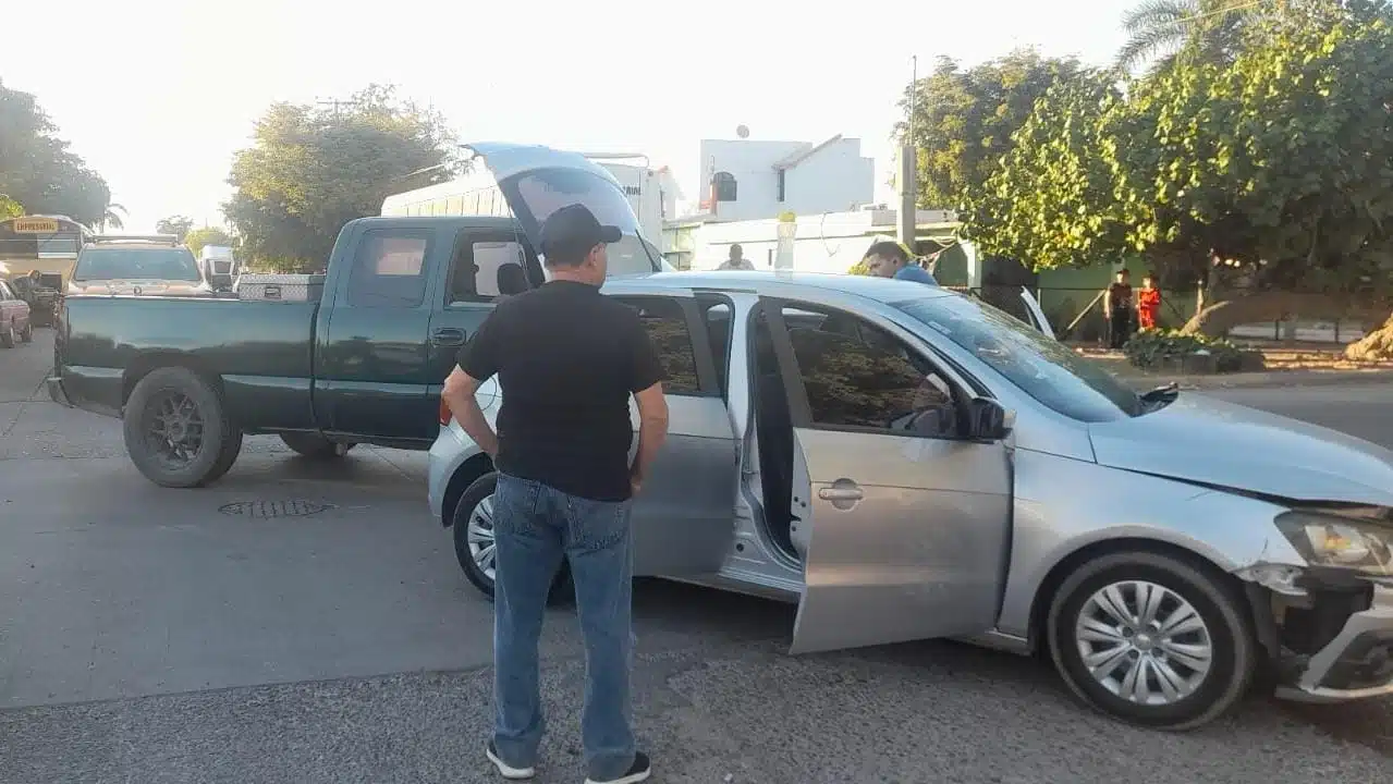 ¡Por no hacer alto! Choque entre dos vehículos deja cuatro lesionados en Los Mochis 