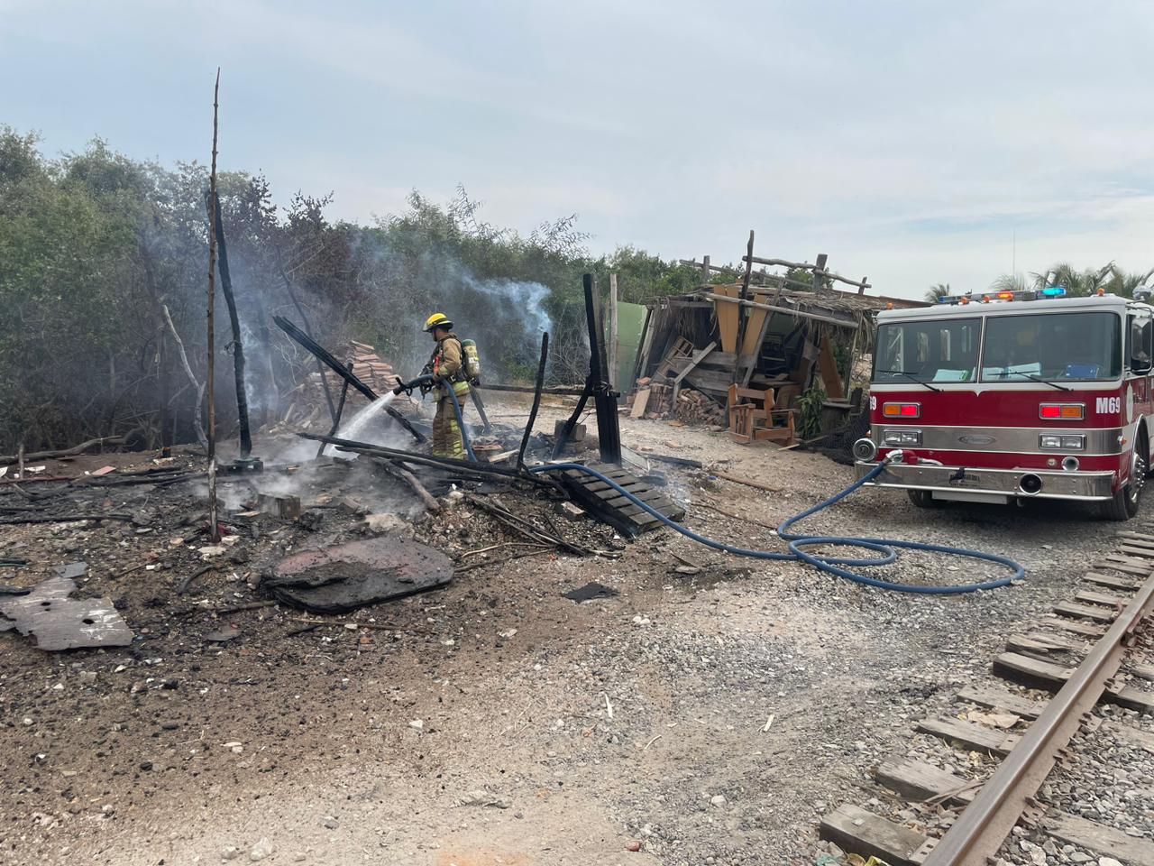 ¡Lo perdió todo! Una señora dejó cociendo frijoles y encontró su casa incendiándose en Mazatlán