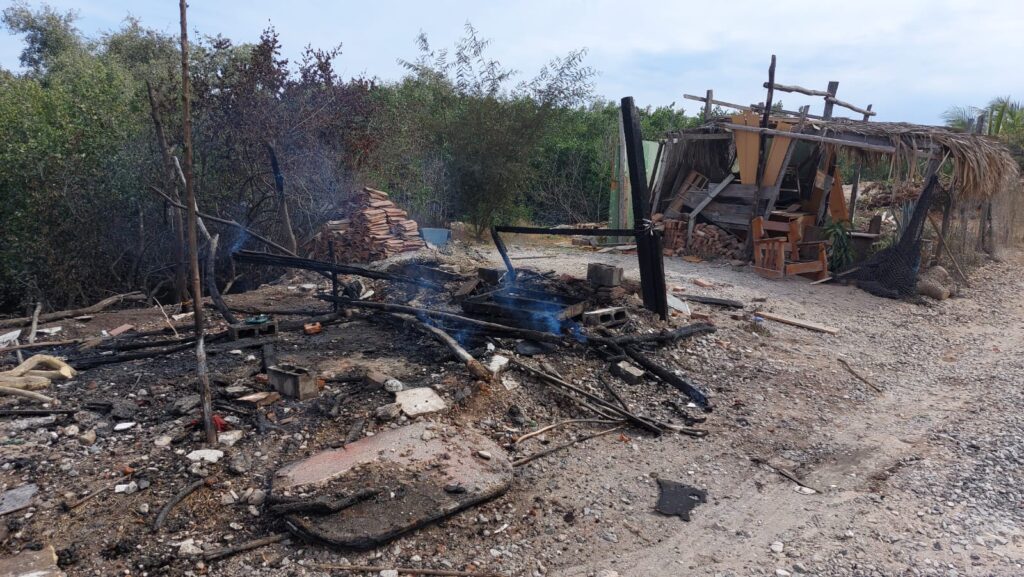 ¡Lo perdió todo! Una señora dejó cociendo frijoles y encontró su casa incendiándose en Mazatlán