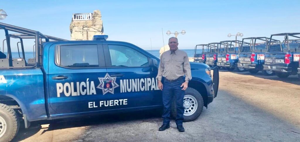 ¡Para unas vacaciones seguras! Rubén Rocha entrega dos patrullas a Seguridad Pública de El Fuerte
