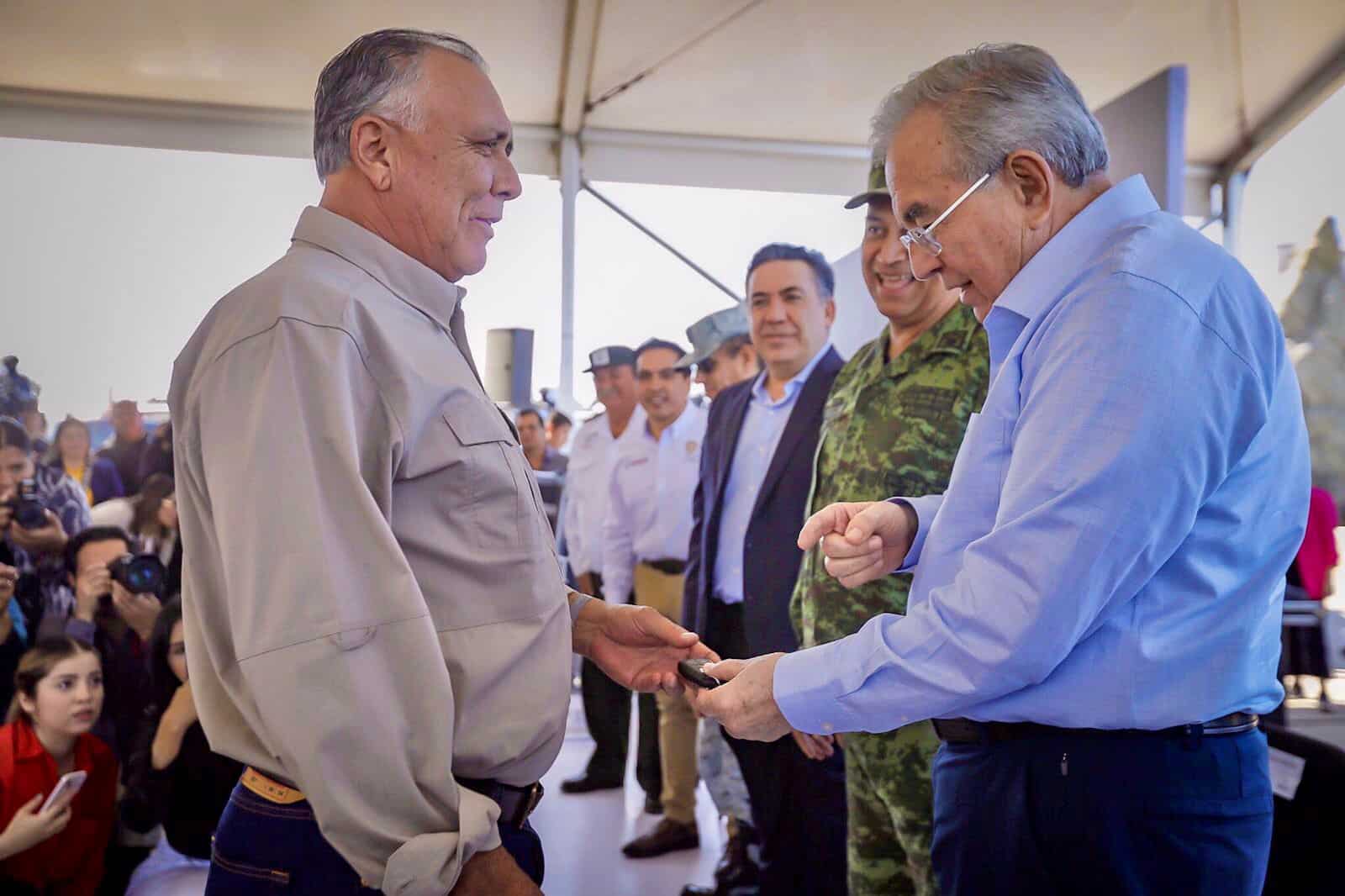 ¡Para unas vacaciones seguras! Rubén Rocha entrega dos patrullas a Seguridad Pública de El Fuerte
