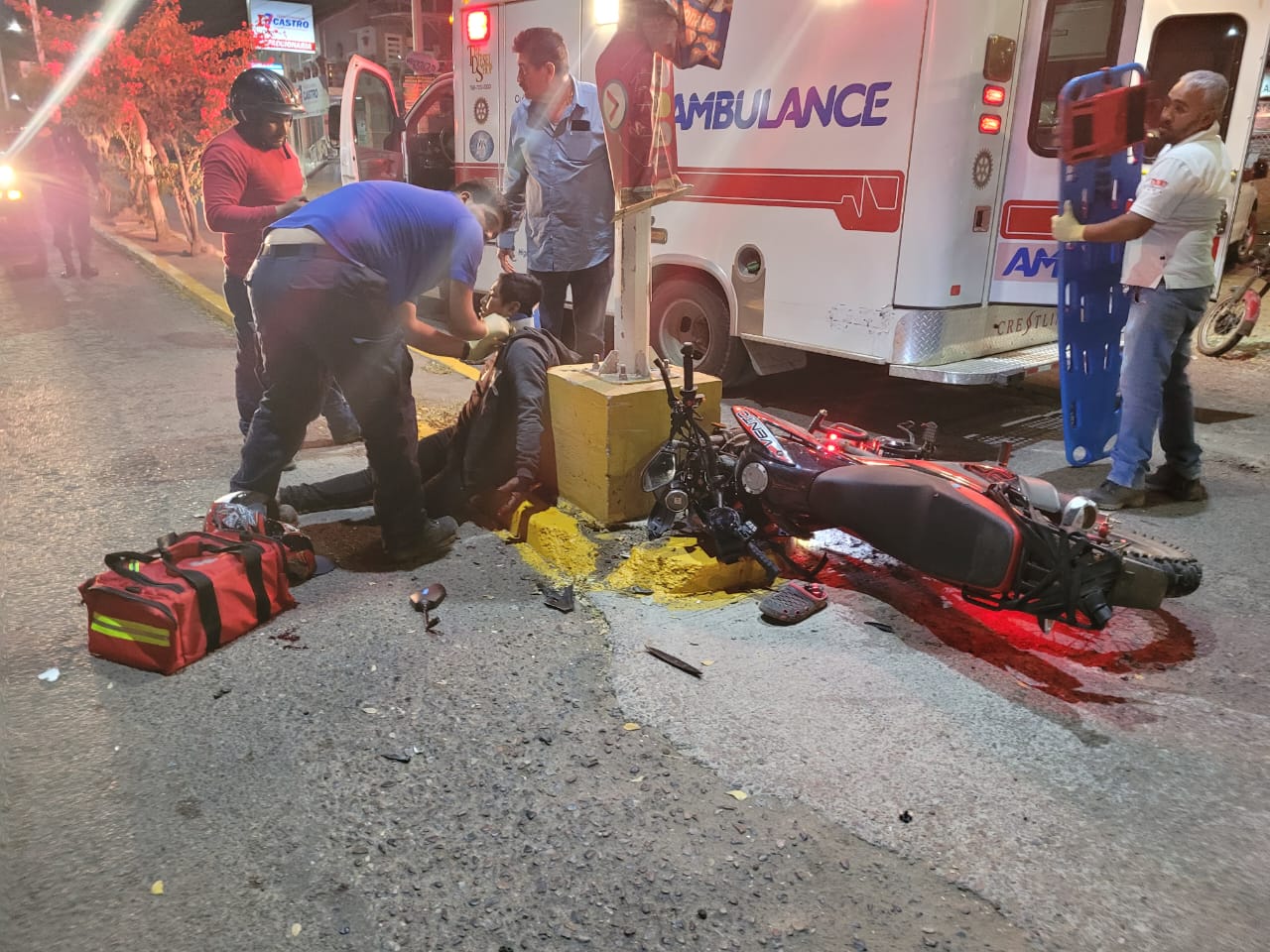 Motociclista choca contra un poste en La Cruz de Elota