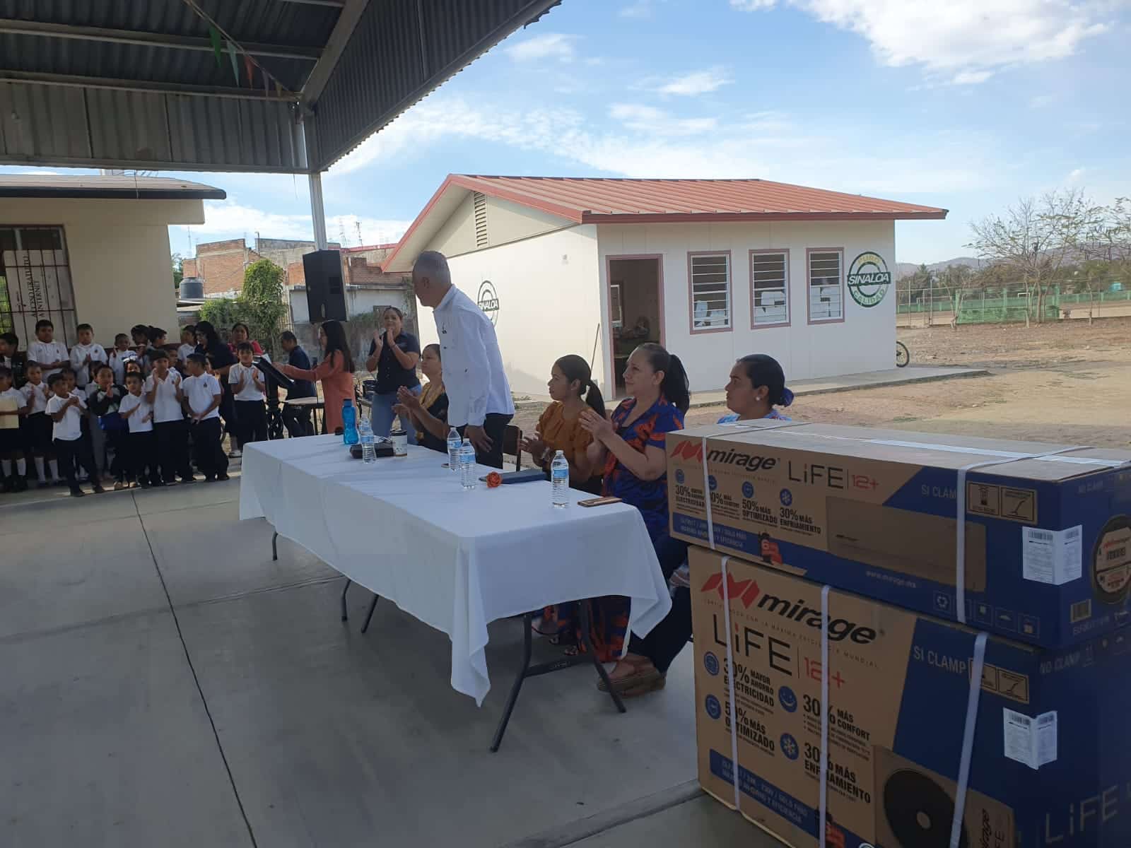 Entrega alcalde de Concordia minisplit a primaria