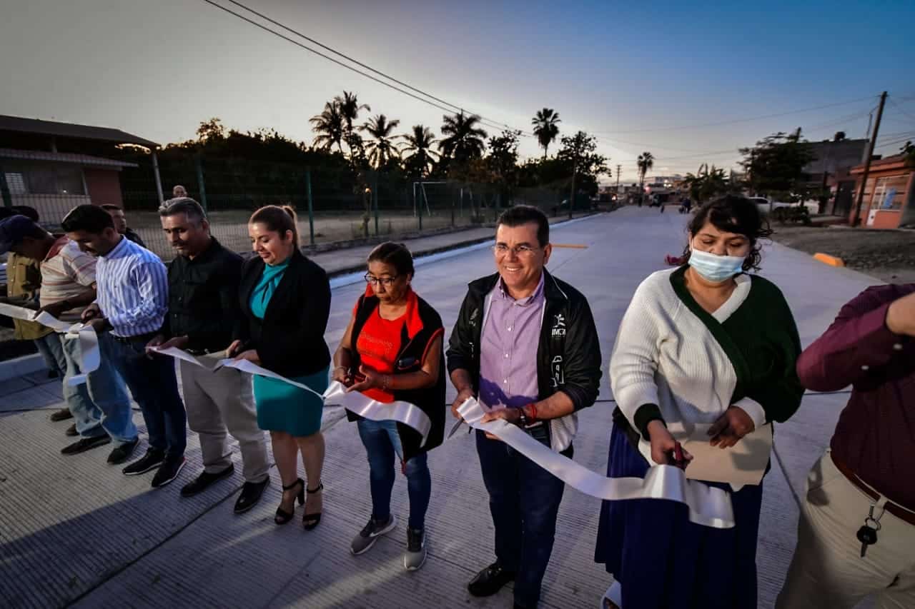 Entregan dos nuevas calles pavimentadas en la colonia Azteca, en Mazatlán