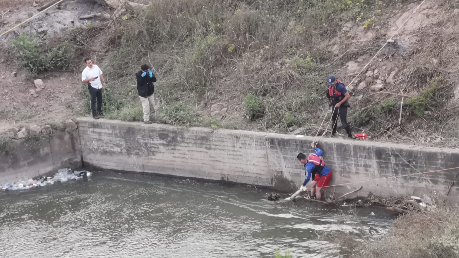 Flotando y en descomposición hallan los cuerpos de dos hombres en canales del sur de Culiacán