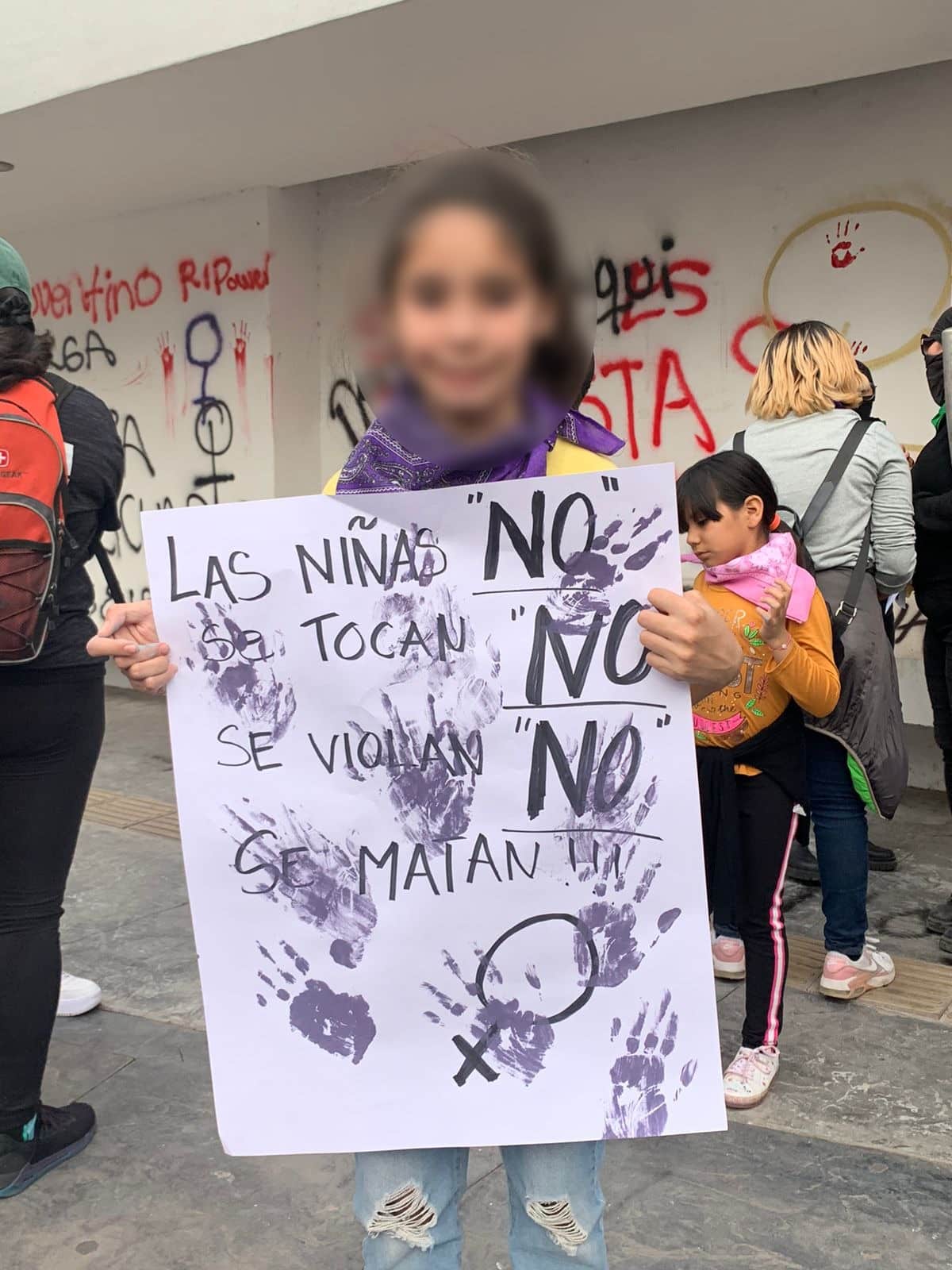 "Marcho por las que están en el cielo": Ana, una niña manifestante 