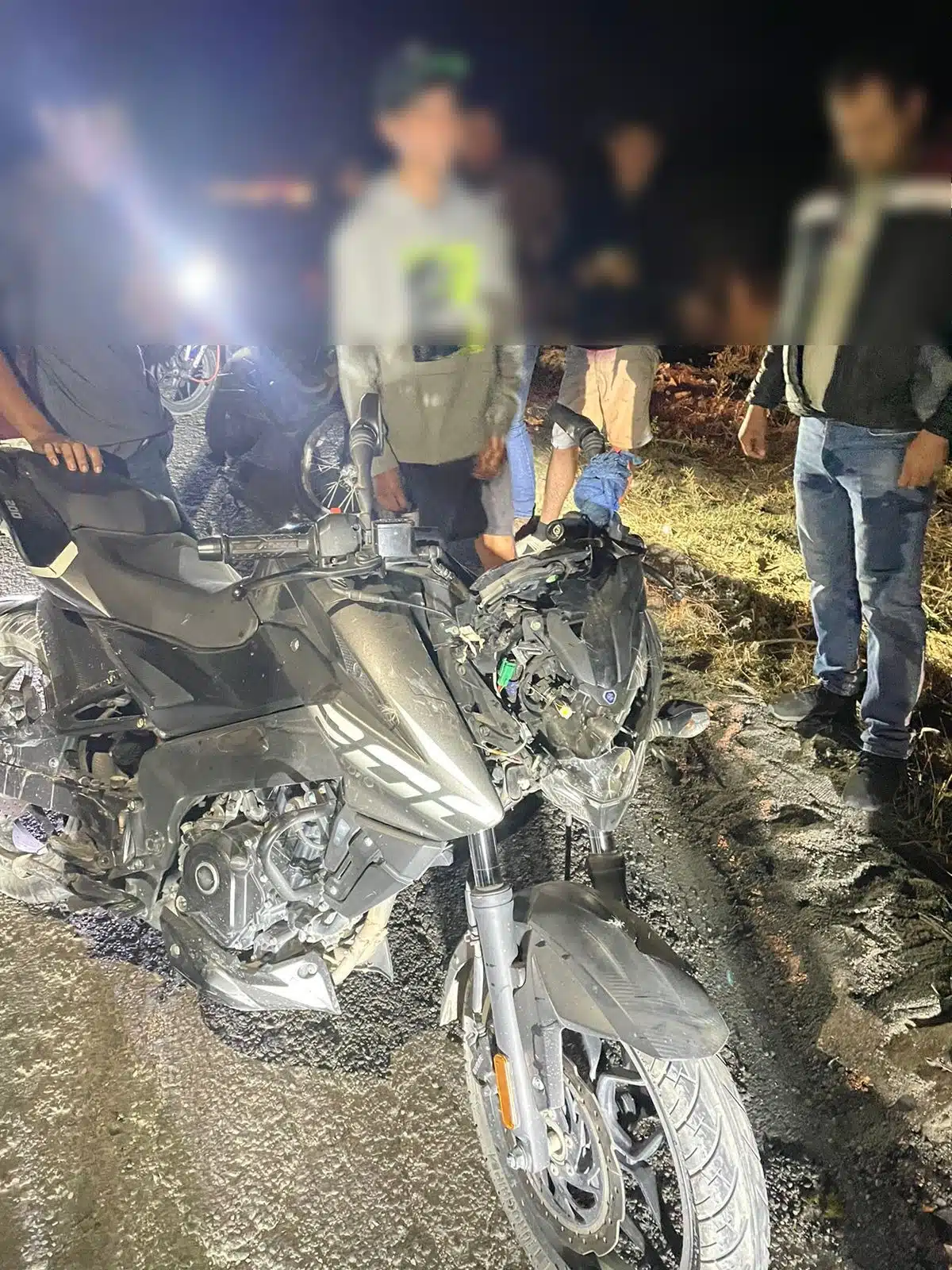 ¡Vaya susto! Joven motociclista embiste a burro cerca de El Roble, en Mazatlán 