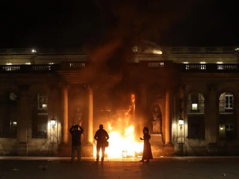 incendian ayuntamiento en Francia