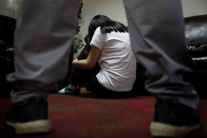 ¡Aberración! Madre vendía a su hija con fines sexuales en Colombia