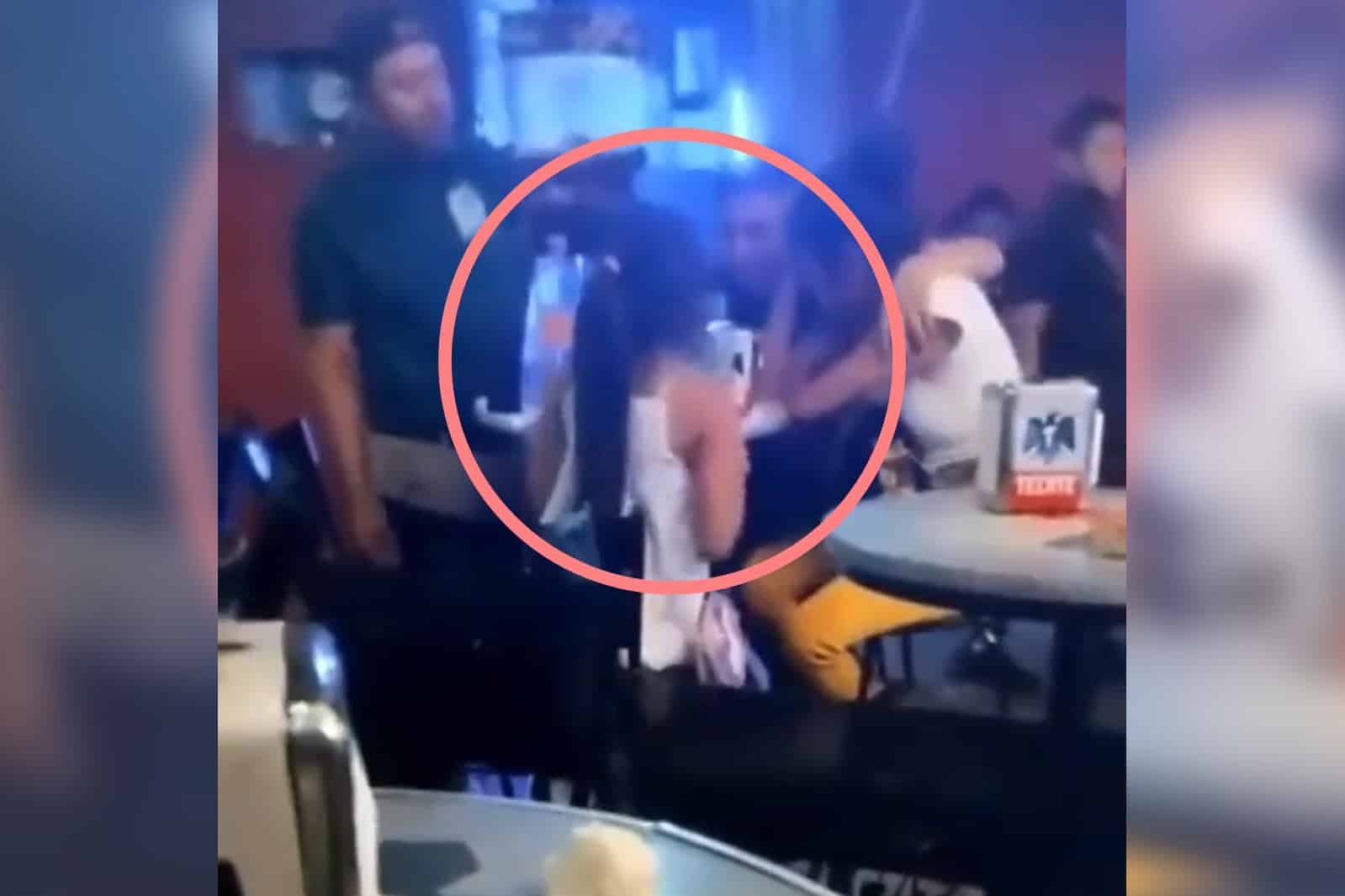¡Bonito ejemplo! Madre se pone borracha en un bar, mientras la acompañaba su hija menor