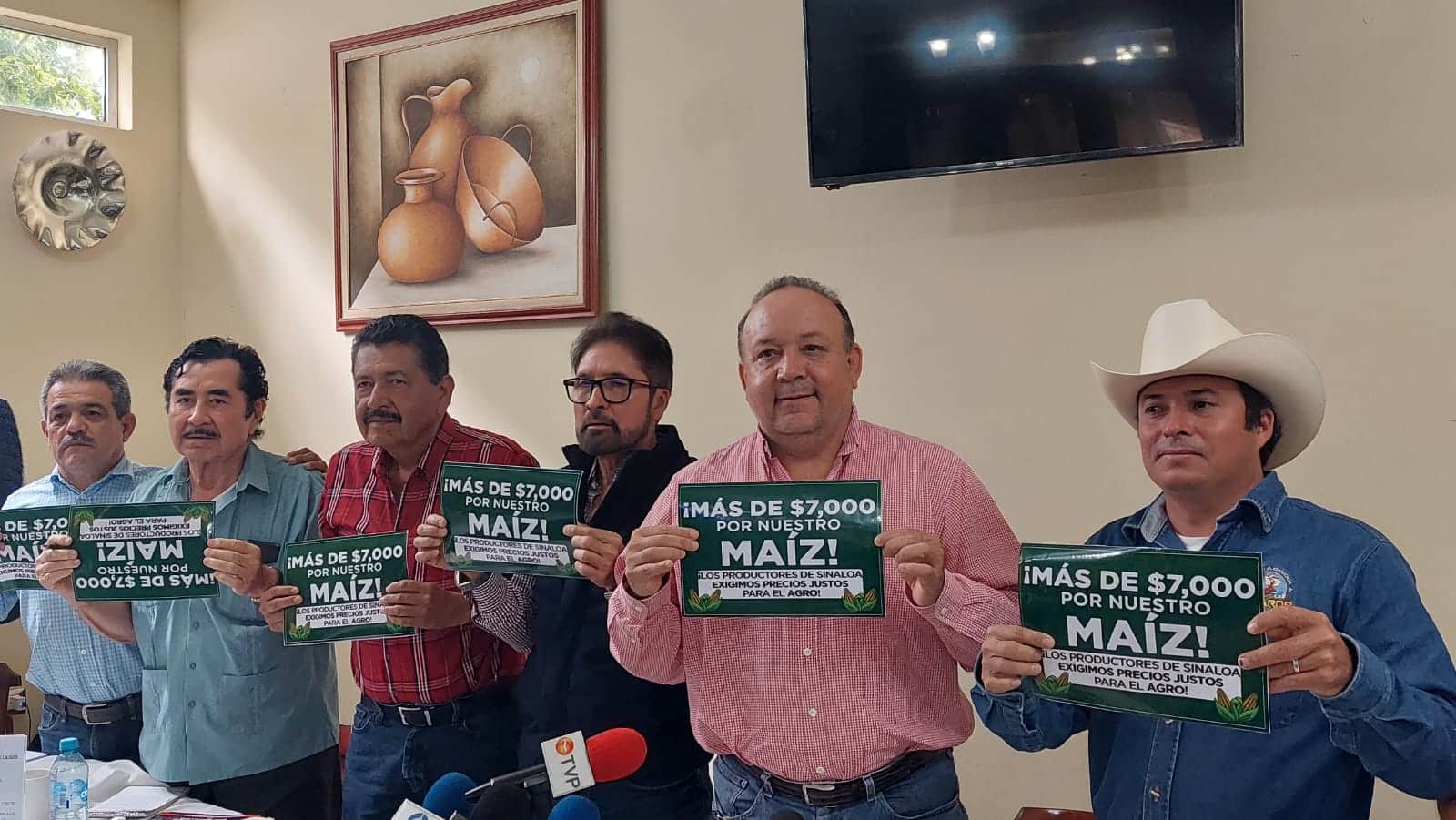 ¡Con tractores y carros! Productores esperarán a AMLO en la caseta de Costa Rica, pero no bloquearán