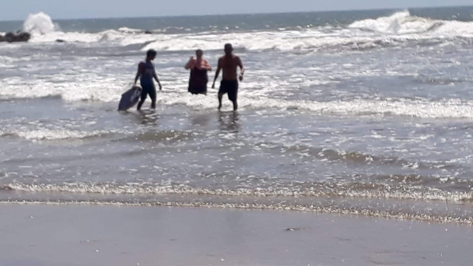 ¡La libraron! Rescatan a tiempo a dos turistas francesas que eran jaladas por el mar en Mazatlán 