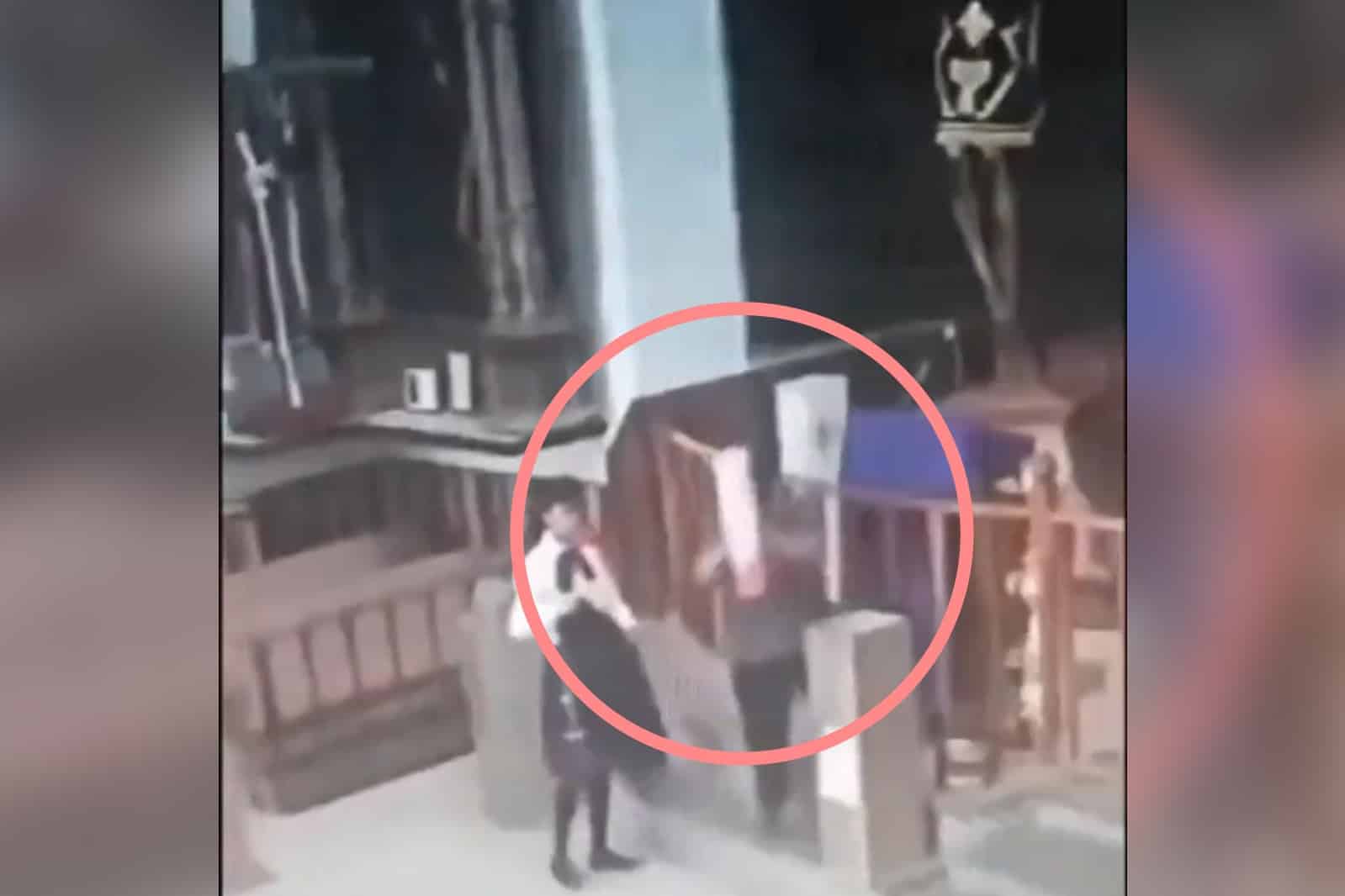 ¡Sacrilegio! Madre e hija roban cirio bendito en Puebla y las exhiben en las redes sociales