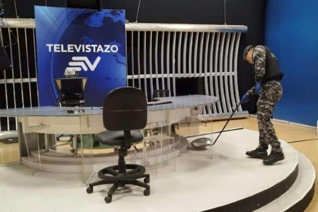 ¡Susto! Explosión en área de noticias en un canal de TV de Ecuador