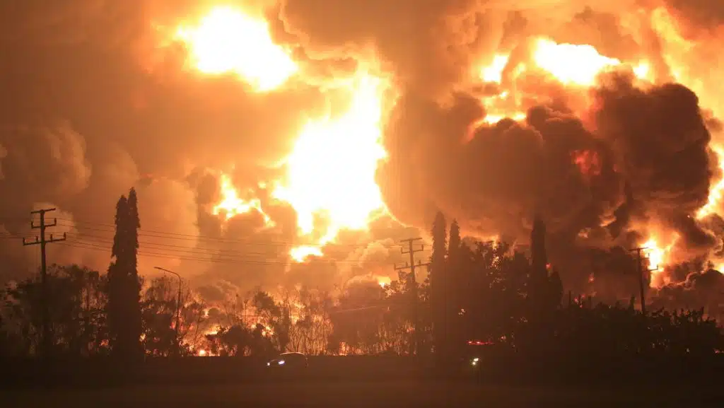 ¡Terrible! Mueren 13 personas tras fuerte incendio en depósito de combustible