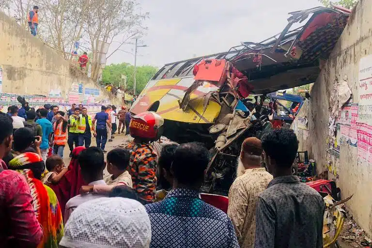 ¡Trágico accidente! En Bangladesh, autobús cae a una zanja y mueren 19 personas
