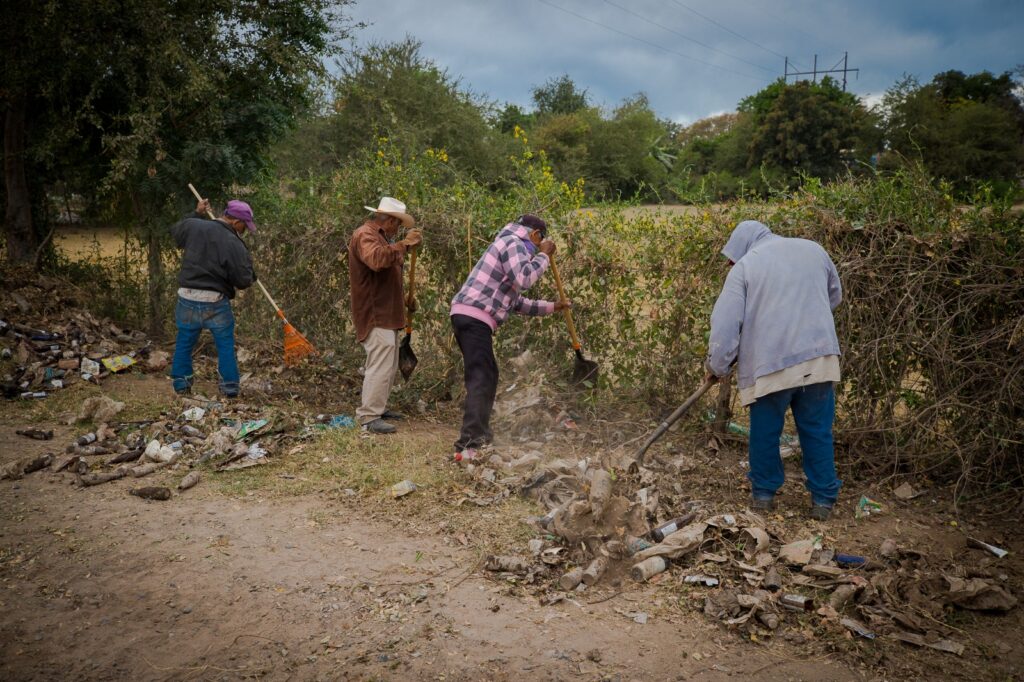 ¡Una infamia de basura! Recogen miles de botellas de vidrio, bolsas y desechos del río Sinaloa