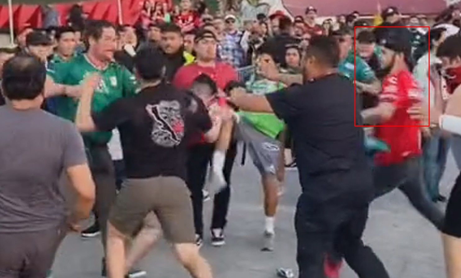 Pelea entre aficionados de Xolos y León