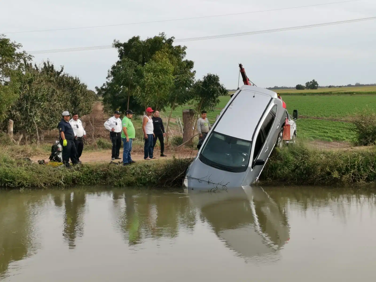 Localizan una vagoneta en el interior del canal Sicae en Ahome