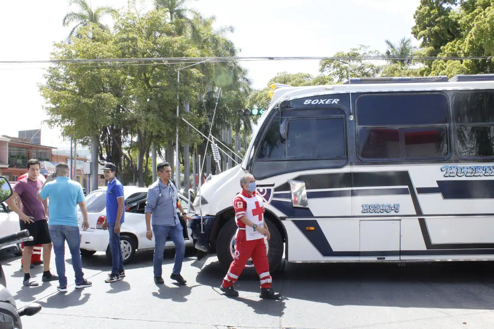 Camión choca contra auto en la colonia Centro de Culiacán: una adulta quedó lesionada