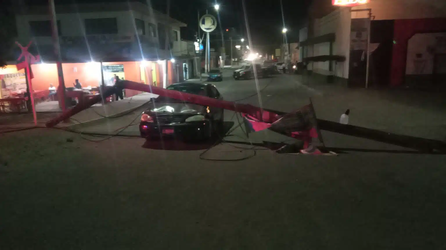 Video: ¡Vaya susto para Jairo! Tren derriba poste de telefonía y cae sobre su auto en Guasave