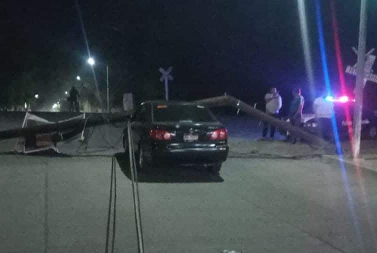 Video: ¡Vaya susto para Jairo! Tren derriba poste de telefonía y cae sobre su auto en Guasave