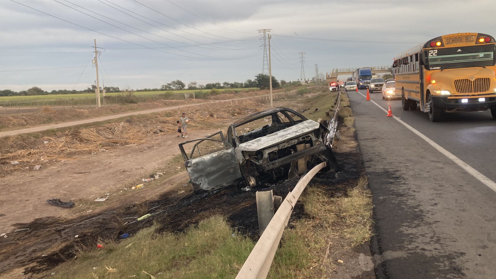 Adultos mayores iban rumbo a Los Mochis, pero se incendió vehículo en el que viajaban