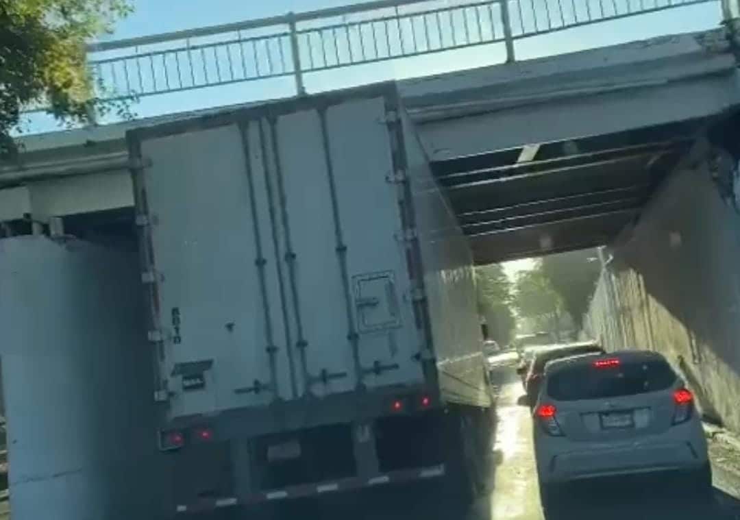 Accidente Tráiler atorado Culiacán