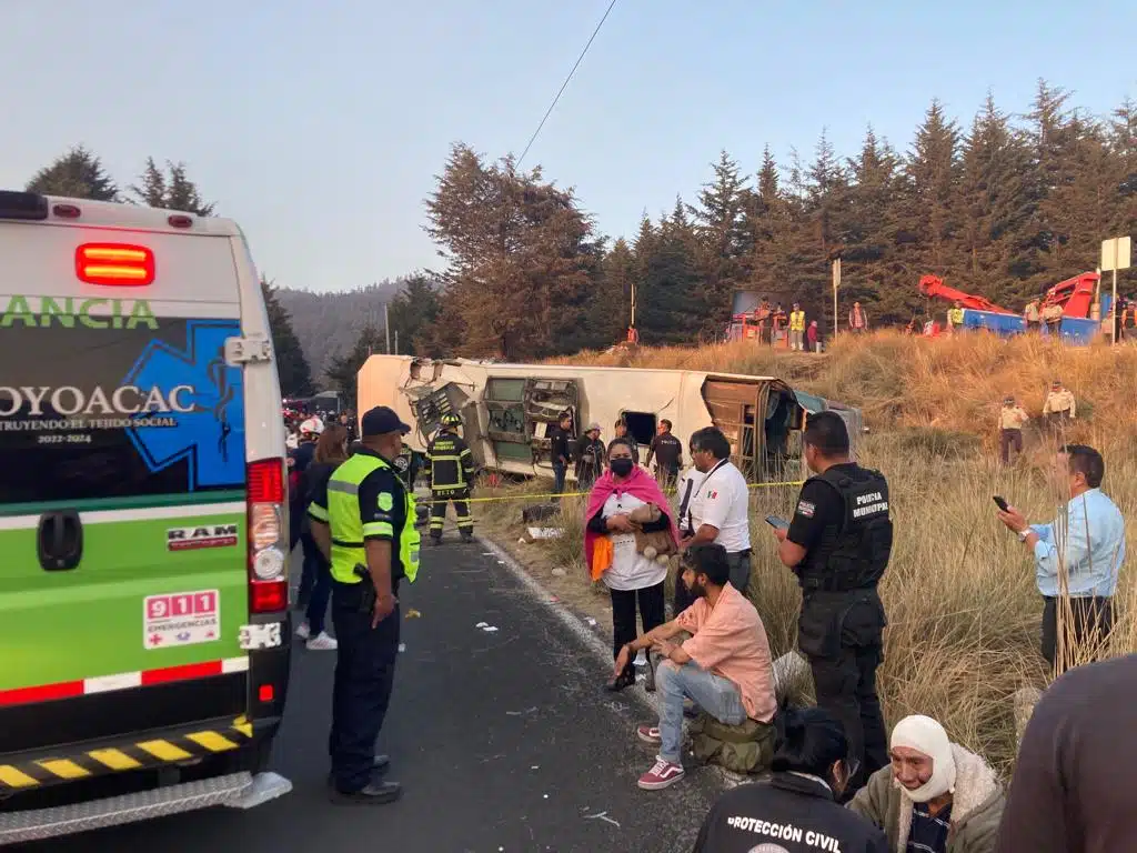 Accidente vial deja 4 víctimas mortales y 30 lesionados en Toluca