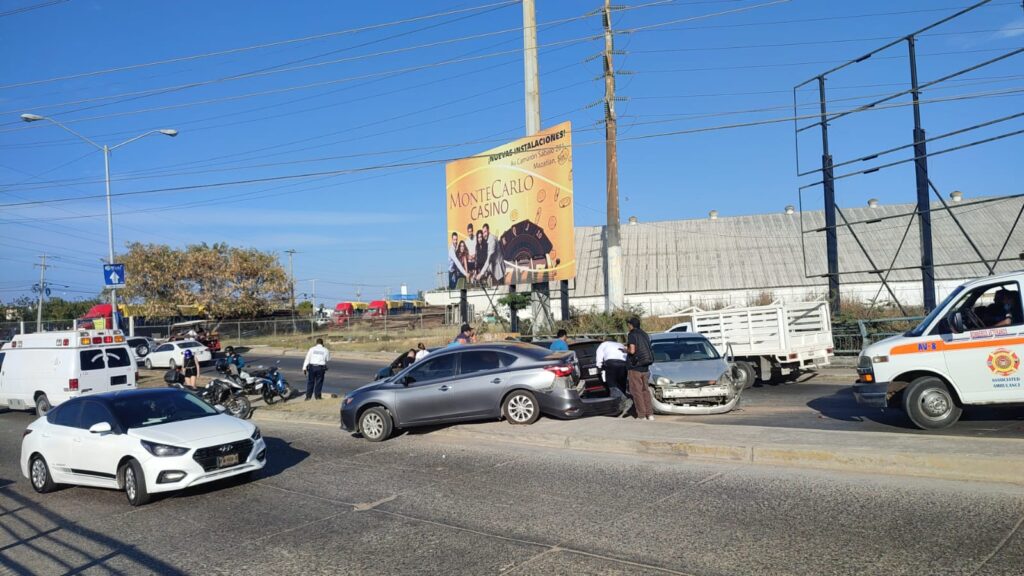 Adulto mayor ocasiona carambola por el puente de Prados del Sol en Mazatlán (2)