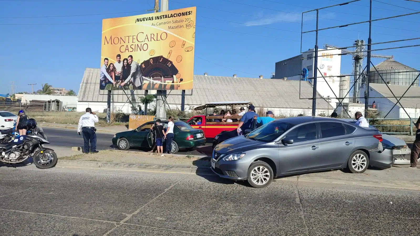 Adulto mayor ocasiona carambola por el puente de Prados del Sol en Mazatlán