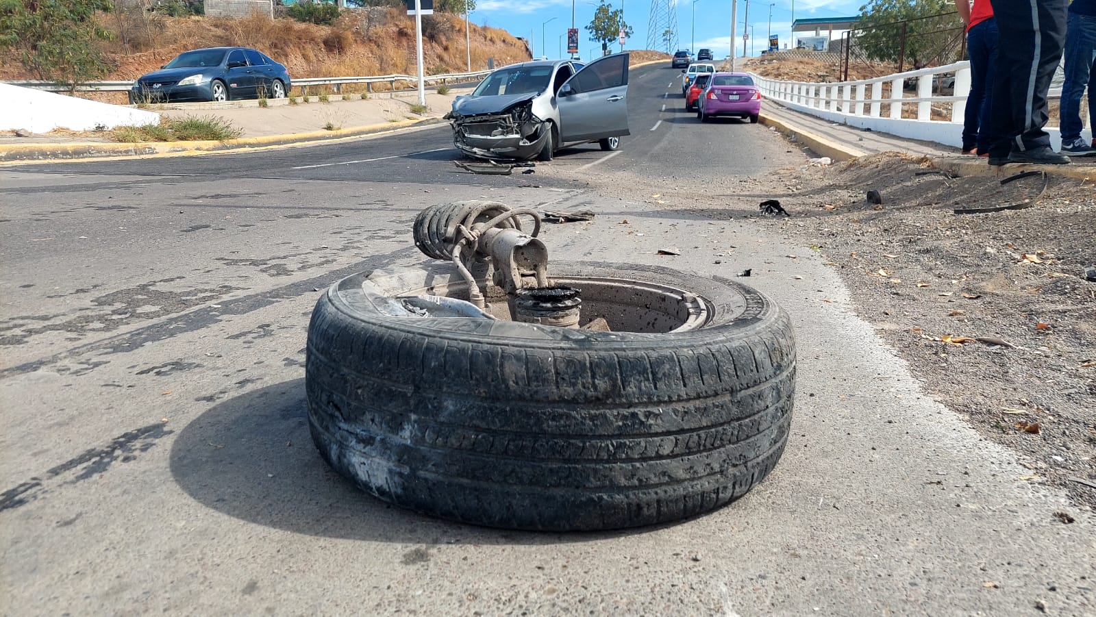 Al March se le salió una llanta Se sube a la banqueta y choca contra muro de contención en Culiacán