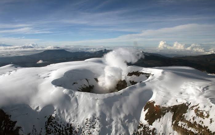 Anuncian evacuaciones de más de 7 mil colombianos ante erupción del Nevado del Ruiz