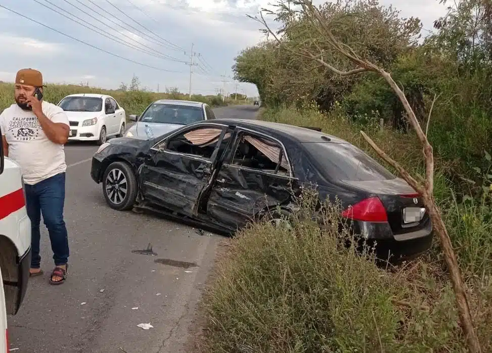 Aparatosa carambola deja con fuerte susto a varios conductores en Guasave 04