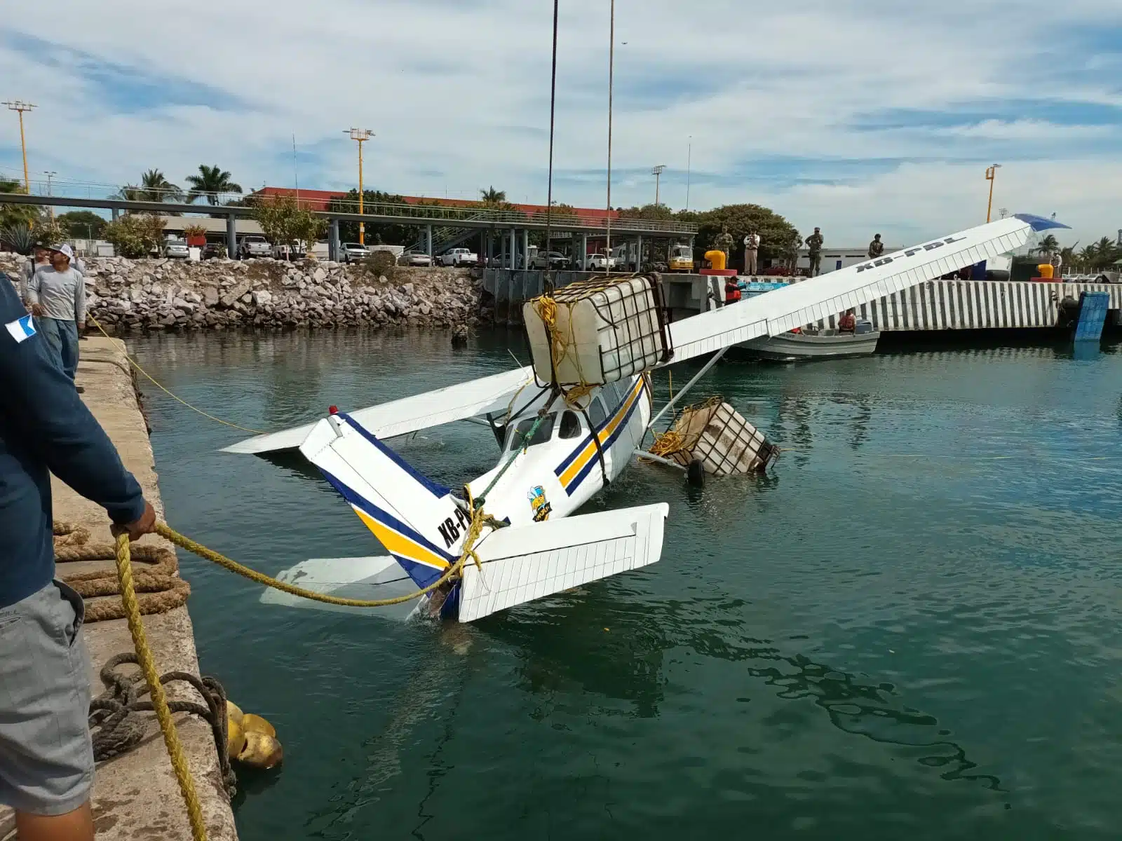 Así quedó la avioneta que cayó al mar en Mazatlán (1)