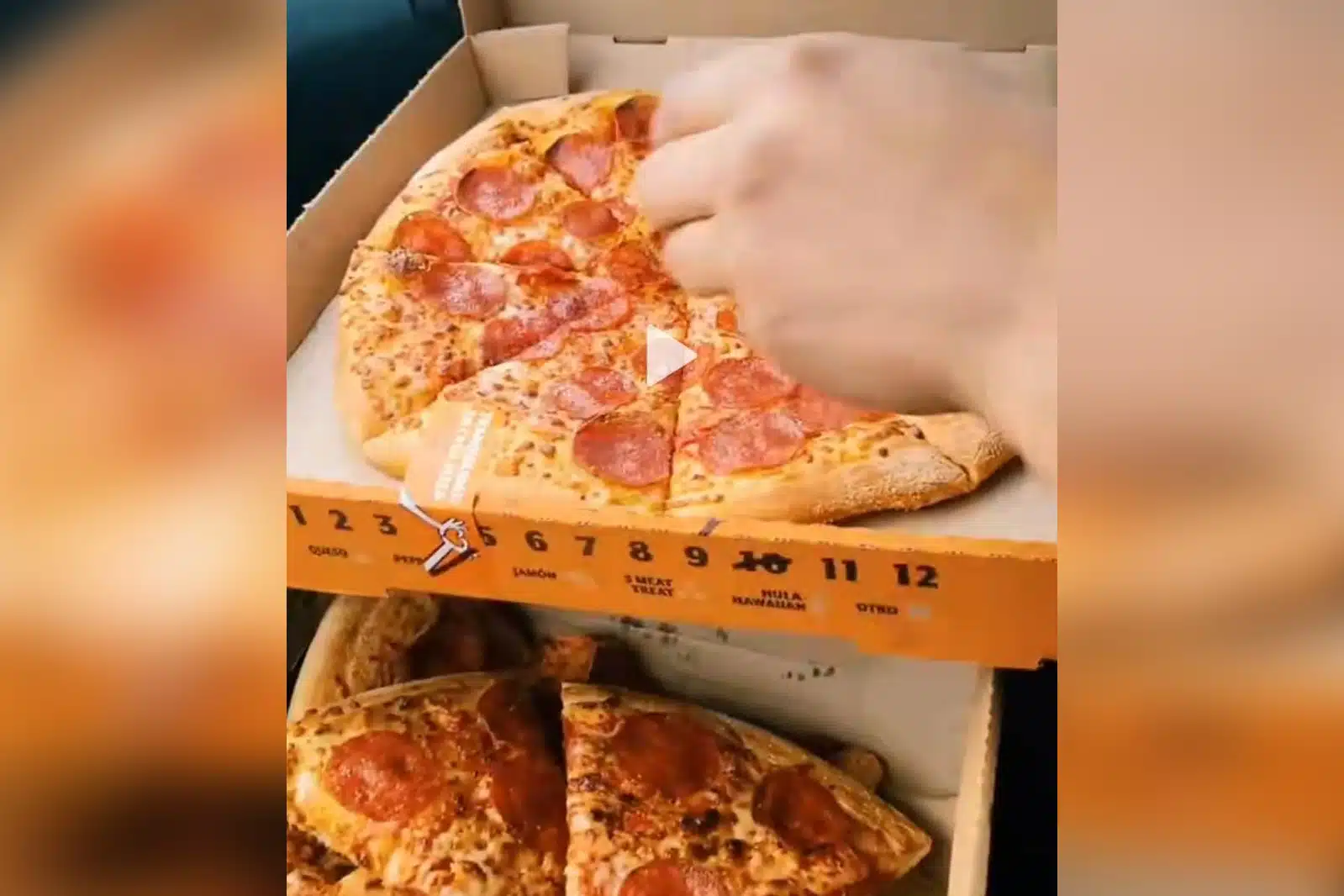 Balconean a familia por meter dos pizzas en cajas de zapatos a un cine