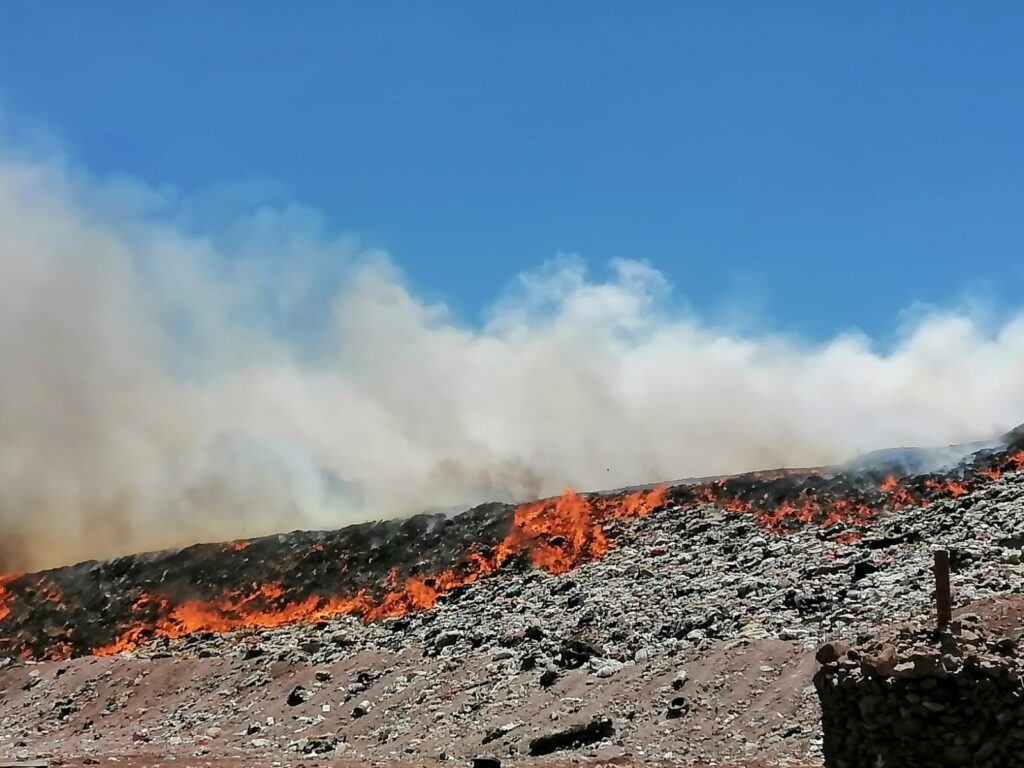 Basurón de OP Ecología en Los Mochis es consumido por las llamas; se desconoce las causas del incendio (3)