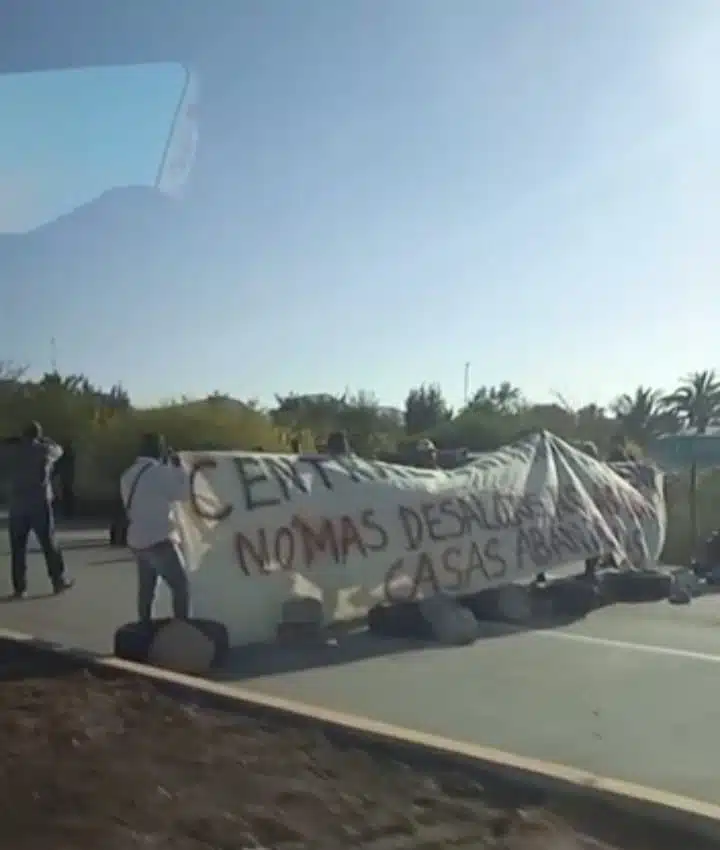 Bloqueo de la carretera Mochis-Topolobampo deja 10 detenidos por faltas administrativas