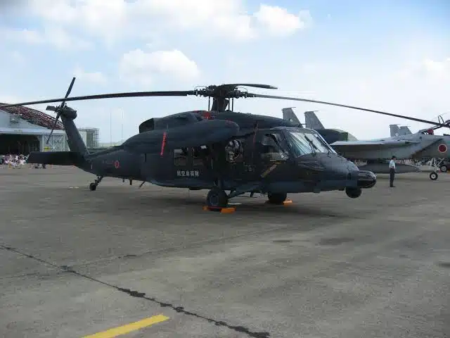 Buscan helicóptero del ejército japonés; hay 10 personas desaparecidas