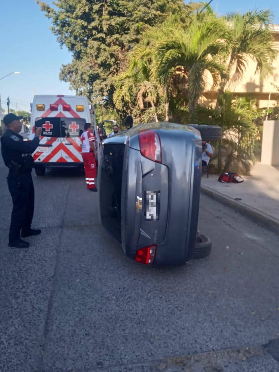 Aparatoso choque en pleno centro de Guasave deja carro volcado