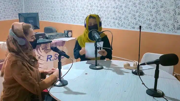 Clausuran talibanes estación de radio manejada por mujeres