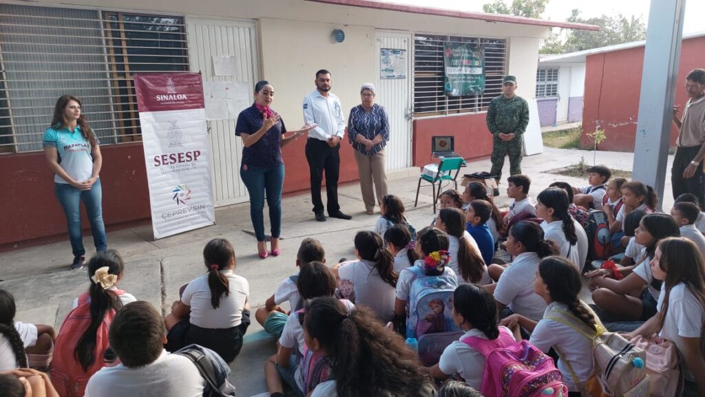 Concientizan a niños contra el uso de drogas y la delincuencia en una primaria de Mazatlán (2)